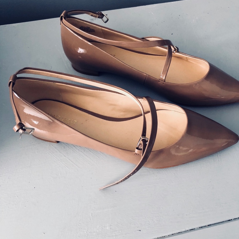 Nine West tan patent crossed flats Sz 10